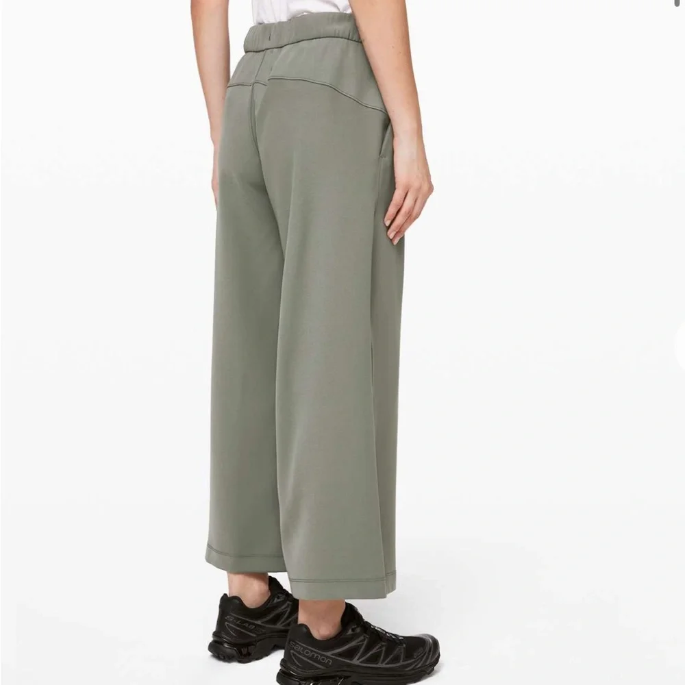 Lululemon On the Fly Wide-Leg 7/8 Pant *Woven - Grey Sage